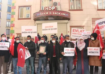 HDP binası önündeki evlat nöbeti 885'inci gününde! Aile sayısı 257'ye yükseldi: Gelene kadar ayrılmayacağım