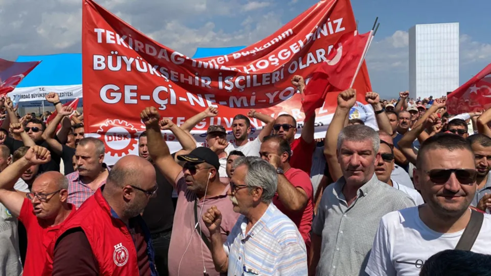 Açılış için Tekirdağ'a giden CHP Genel Başkanı Kemal Kılıçdaroğlu'na şok! Belediye işçilerinden 'ek zam' eylemi