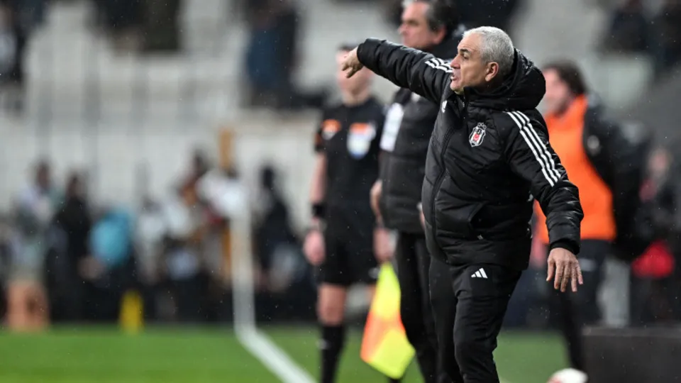 Beşiktaş taraftarı Alanyaspor yenilgisi sonrası isyan bayrağını açtı! Sergen Yalçın sesleri