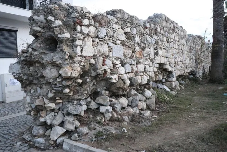 Tsunaminin vurduğu Sığacık’taki Osmanlı kalesi hasar gördü