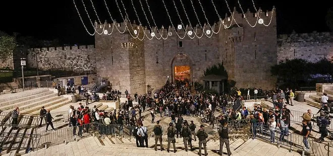 İsrail polisi Şam Kapısı’nda akşam namazı kılan Filistinlilere saldırdı