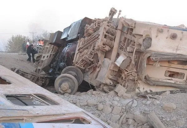 İran'da yolcu treni raydan çıktı! Çok sayıda ölü var - 1