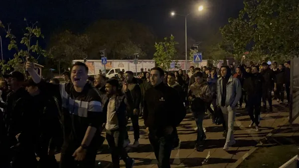 eskisehirde-trabzonsporlularin-sevinci-kursaginda-kaldi-kutlama-yaptirmadilar-1651358753498.jpg Eskişehir’de Trabzonsporluların sevinci kursağında kaldı! Kutlama yaptırmadılar! - 3