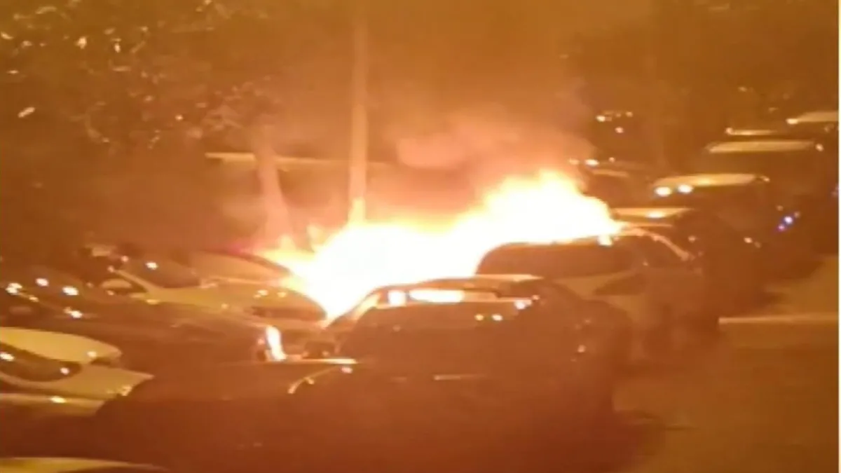 Beşiktaş'ta korkutan yangın! 4 otomobil cayır cayır yandı