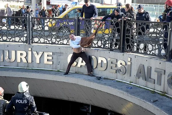 1680944828281.jpeg Taksim'de ilginç olay! Ukraynalı eski polisten "savaşı durdurun" sloganıyla intihar girişimi - 3