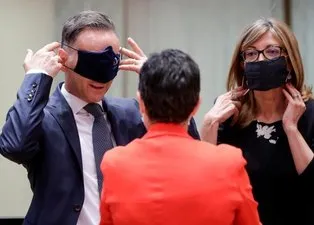 Brüksel'de maske krizi! Sosyal medyada alay konusu oldular