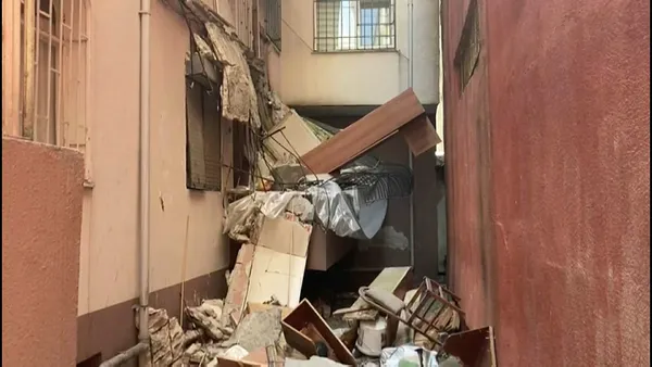 1630418480944.jpg İstanbul'da balkon çöktü: 5 katlı bina mühürlenerek boşaltıldı - 1