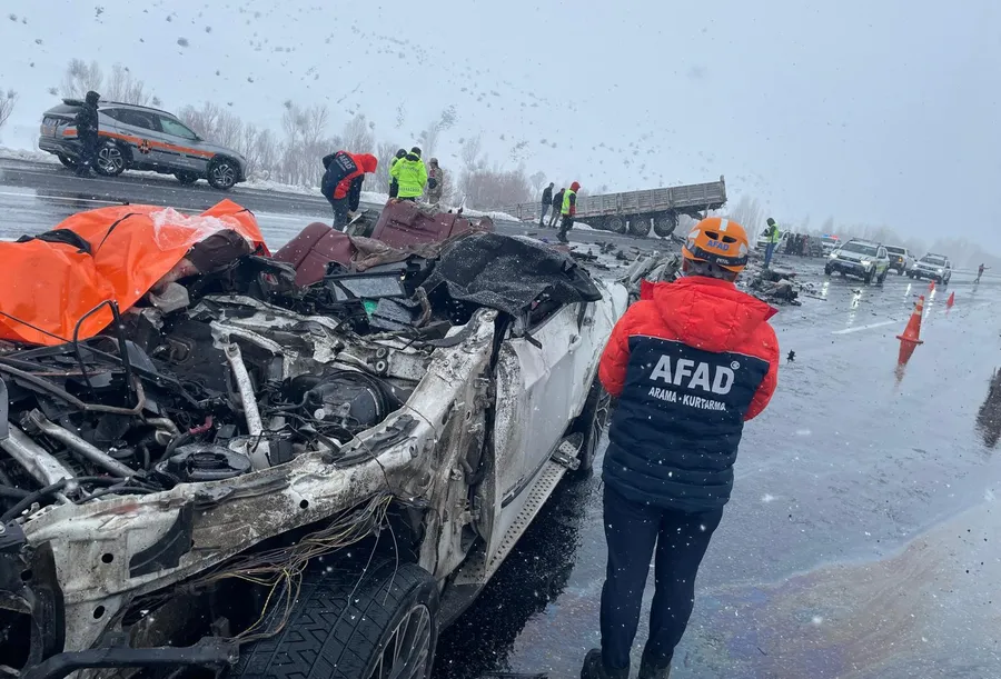 bitliste-kahreden-kaza-otomobil-tira-carpti-kari-koca-yasamini-yitirdi-1773509932423.jpg Bitlis'te kahreden kaza! Otomobil TIR’a çarptı: Karı-koca yaşamını yitirdi - 2