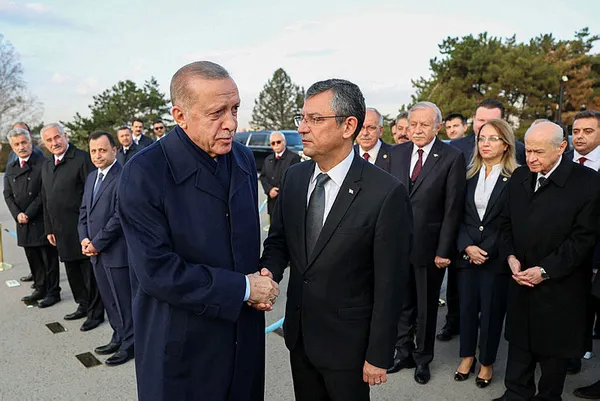 Özgür Özel’den alçak ifadeler! Başkan Erdoğan’ı Yargıtay kararı üzerinden yine hedef aldı