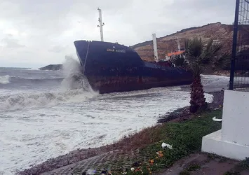 Ege'de yük gemisi fırtına nedeniyle karaya oturdu