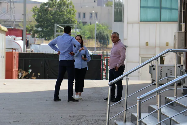Diyarbakır'da silahlı soyguncu paraları alıp rehine ile kaçtı! Market müdürü gazeteciyi tehdit etti - 1
