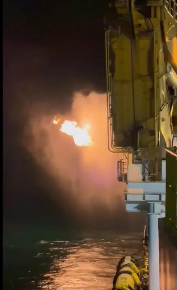 bakan-donmez-paylasti-enerji-bagimsizligimizin-atesi-iste-kesfedilen-yerli-gazin-yakma-testinden-ilk-goruntule-1673099688205.jpg Bakan Dönmez paylaştı: Enerji bağımsızlığımızın ateşi! İşte keşfedilen yerli gazın yakma testinden ilk görüntüler - 1