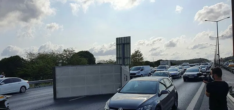 Son dakika: Beykoz TEM'de kamyonet yan yattı! Trafik kilitlendi