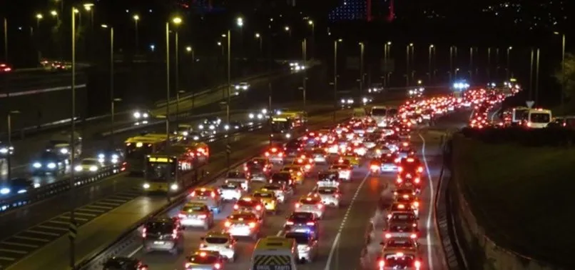 Son dakika: Kar ve yağmur etkisi! İstanbul'da trafik yoğunluğu yüzde 70'e çıktı