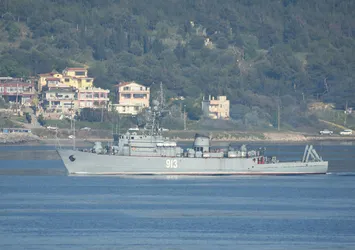 Rus savaş gemisine Türk sahil güvenlikler eşlik etti