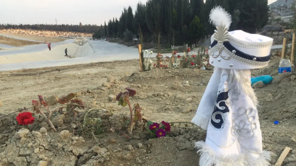 Adana'da depremde hayatını kaybedenlerin mezarları yürek yaktı