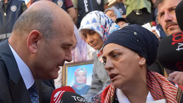 Son dakika: İçişleri Bakanı Soylu Diyarbakır'da evlat nöbeti tutan annelerin yanında - 3