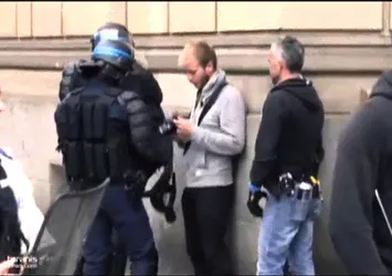 Fransız polisi gazeteciye sansür uyguladı!