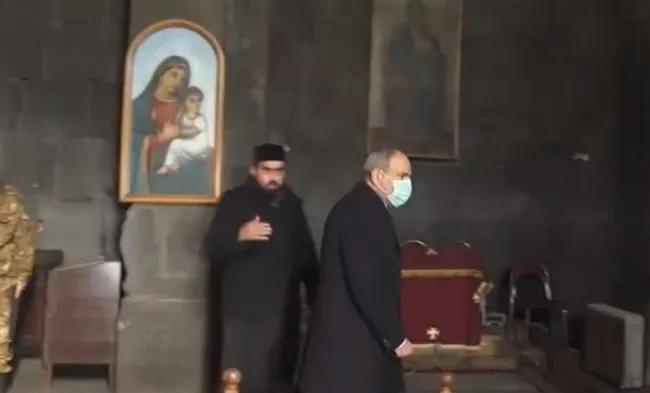 Ermenistan Başbakanı Nikol Paşinyan kiliseden böyle kovuldu