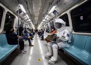 Metroda onu görenler gözlerine inanamadı! Uzaydan indi metroya bindi | Yolcular ne olduğunu anlamadı