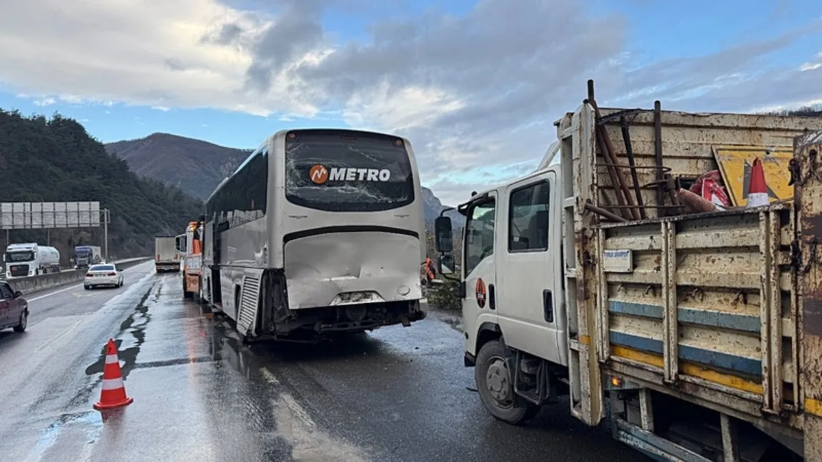 Sakarya'da 6 araç birbirine girdi: 15 yaralı
