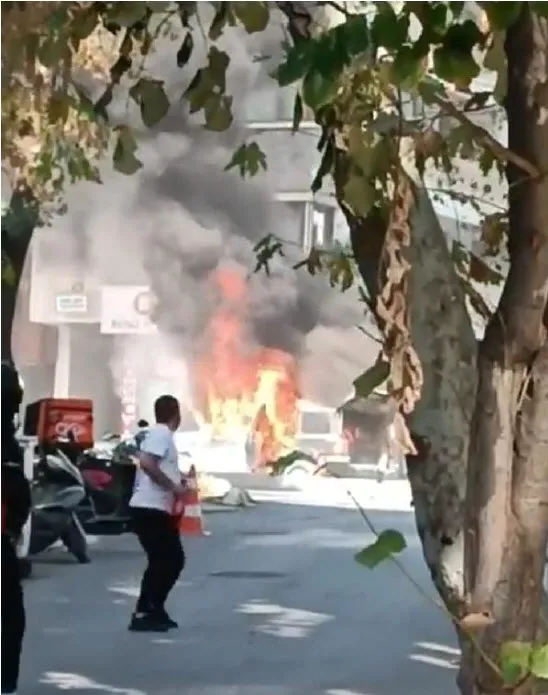 1696917694033.jpg Kadıköy'de panik anları! Park halindeki cip alevlere teslim oldu - 2