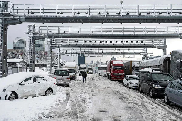 1643121618123.jpg İstanbul'da yoğun kar yağışı sonrası izler silinmeye çalışılıyor! Ulaştırma Bakanı Karaismailoğlu duyurdu! Kar yağışı ne zamana kadar sürecek? - 4