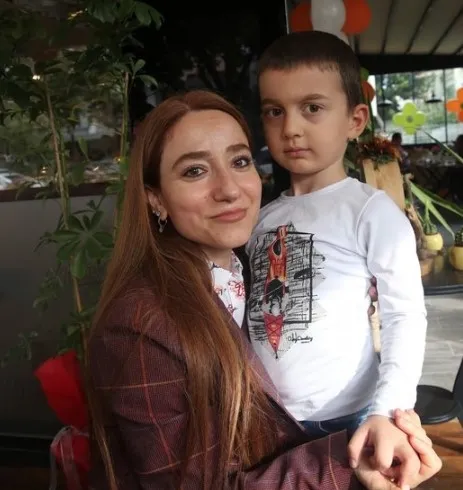 3-kez-kanseri-yenen-cicek-akcay-hayatini-losemili-cocuklara-adadi-1637474431341.jpg 3 kez kanseri yenen Çiçek Akçay hayatını lösemili çocuklara adadı