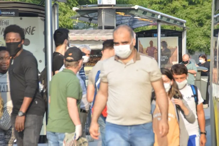 'Yeni normalleşme'de 3. hafta! Metrobüs durağında endişelendiren görüntü