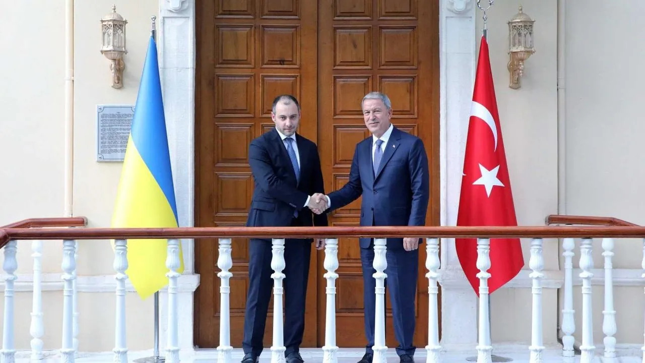 Milli Savunma Bakanı Hulusi Akar Ukraynalı Bakan Oleksandr Kubrakov ile bir araya geldi! 3 ayda 345 gemi ile tahıl taşındı