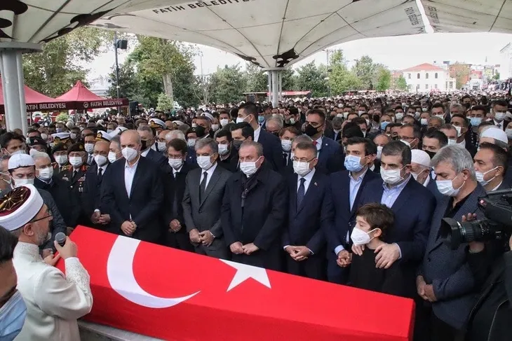 Özdemir Bayraktar son yolculuğuna uğurlandı! Sevenleri Fatih Camii'ne akın etti