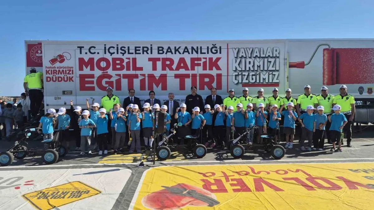 Tekirdağ'da mobil tırla trafik eğitimi