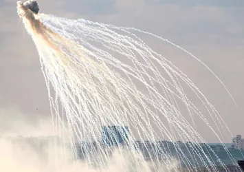 Rus savaş uçakları sivillere fosfor bombası ile saldırdı