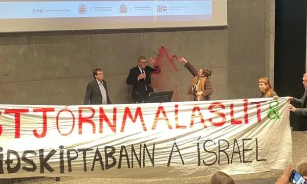 izlanda-disisleri-bakanina-gazze-tepkisi-kirmizi-boya-firlatildi-filistinde-ateskes-pankarti-acildi-1702137266356.jpg İzlanda Dışişleri Bakanına Gazze tepkisi! Kırmızı boya fırlatıldı ‘Filistin’de ateşkes’ pankartı açıldı - 5