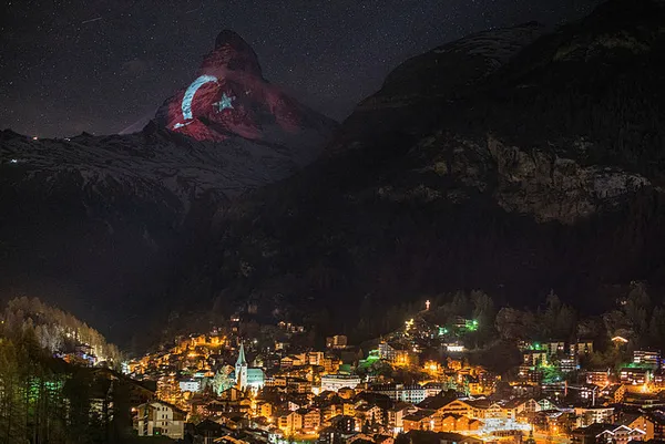 İsviçre'nin Matterhorn Dağı'na Türk bayrağı yansıtıldı - 1