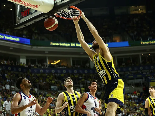 Potada şampiyon Fenerbahçe! Kanarya Anadolu Efes’i 3-1 mağlup etti