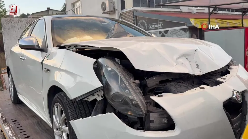 Kavşakta iki otomobil çarpıştı: 2 yaralı