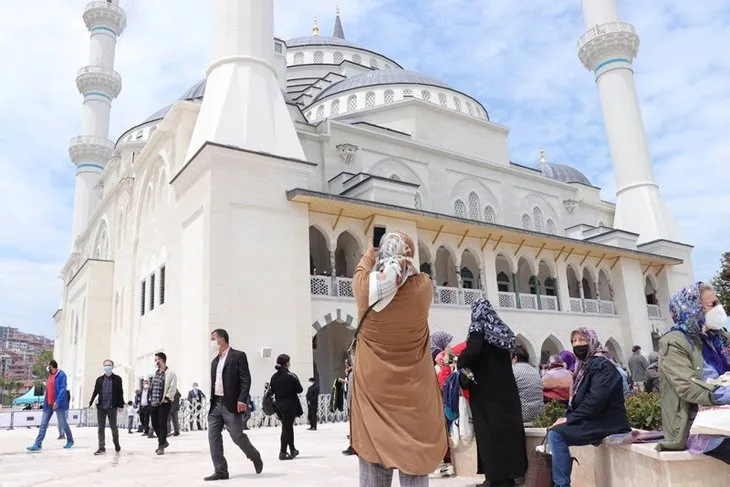 Başkan Erdoğan’ın açılışını yaptığı Uzun Mehmet Camisi’nde ilk Cuma namazı kılındı