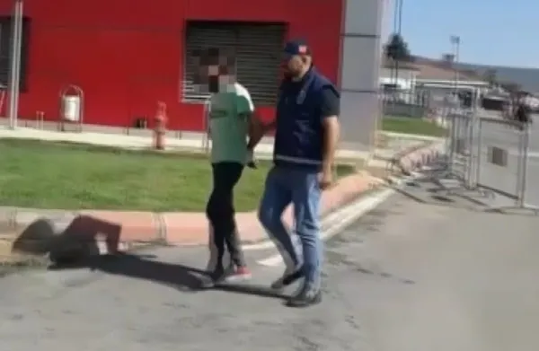 gaziantepte-kapkac-ani-kamerada-yardim-icin-yanasti-telefonu-caldi-1661500608939.jpg Gaziantep’te kapkaç anı kamerada! Yardım için yanaştı telefonu çaldı - 3