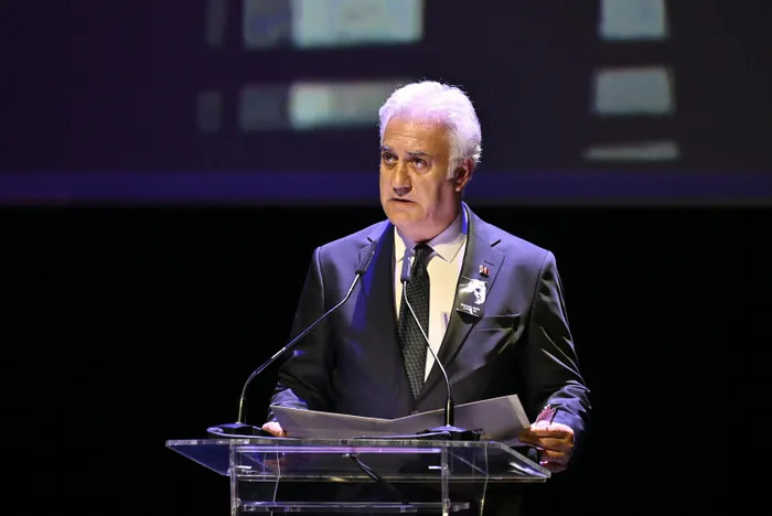 Devlet Tiyatroları Genel Müdürü Tamer Karadağlı Kenan Işık'ın cenaze törenine katıldı