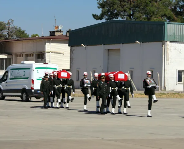 Son dakika: Fırat Kalkanı'ndan acı haber: 2 askerimiz şehit oldu! Ankara'ya uğurlandılar - 4