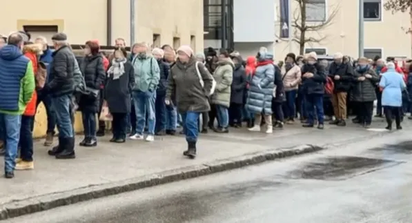 avrupada-saglik-sistemi-cokuyor-hastalar-muayene-icin-sabah-saat-5te-siraya-giriyor-1673437893908.jpg Avrupa'da sağlık sistemi çöküyor, ilaç bulunmuyor! Hastalar muayene için sabah saat 5'te sıraya giriyor - 11