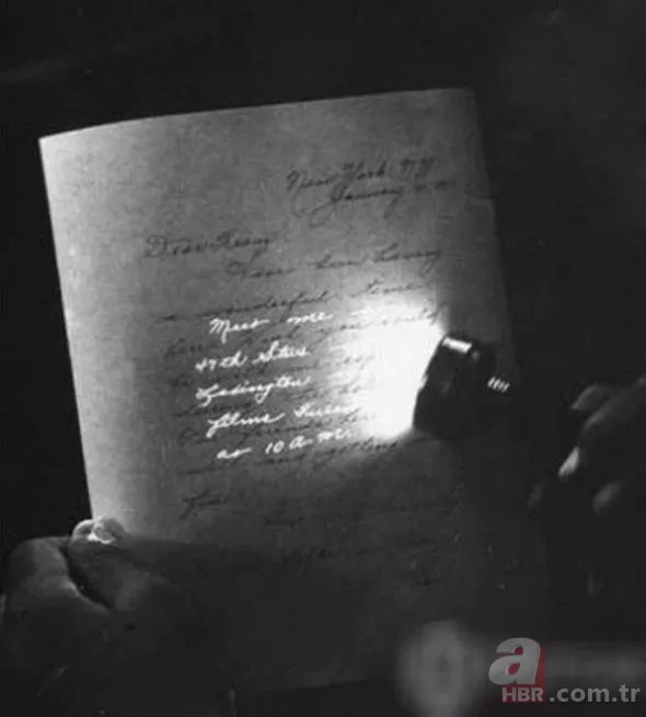 Kravattaki detay herkesi şoke etti