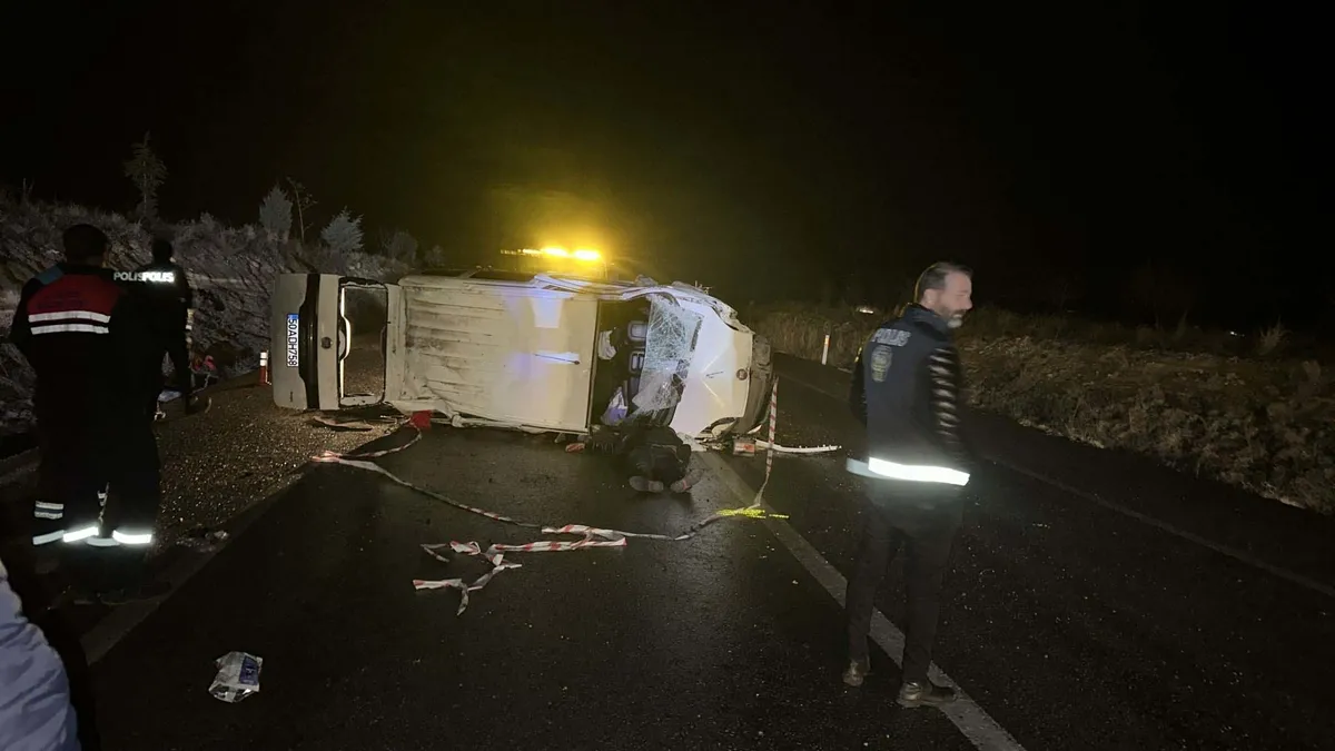 Nevşehir'de hafif ticari araç devrildi: 2 ölü