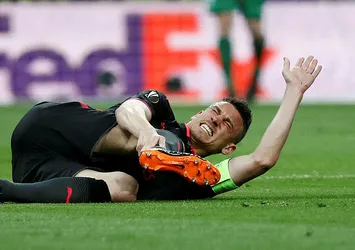 Laurent Koscielny 6 ay maça çıkamayacak