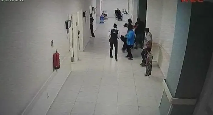 Isparta’da acil servis doktoruna yumruklu saldırı anı kameraya yansıdı | Saldırganlar gözaltında - 4