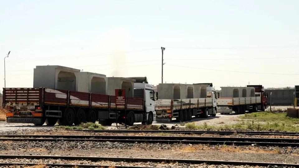 Suriye sınırına beton blok sevkiyatı