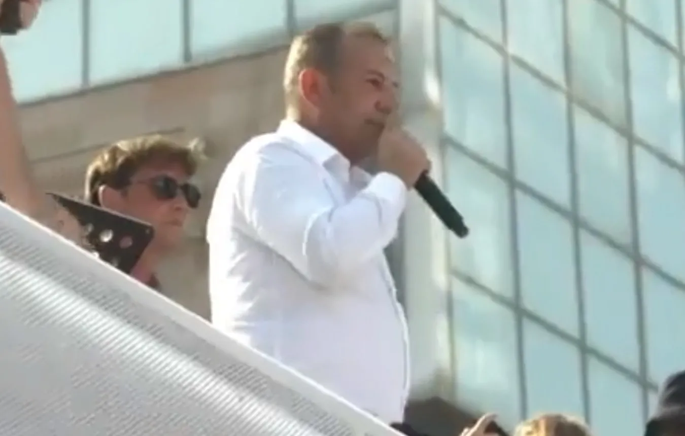 CHP Genel Merkezi'nde "Diktatör Kemal" sloganları! Tanju Özcan koltuk fırlattı: Değişim çağrısını duymamak için kaçtı