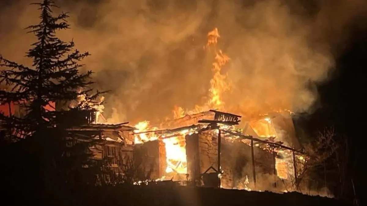 Ankara'da çıkan yangın evi küle çevirdi