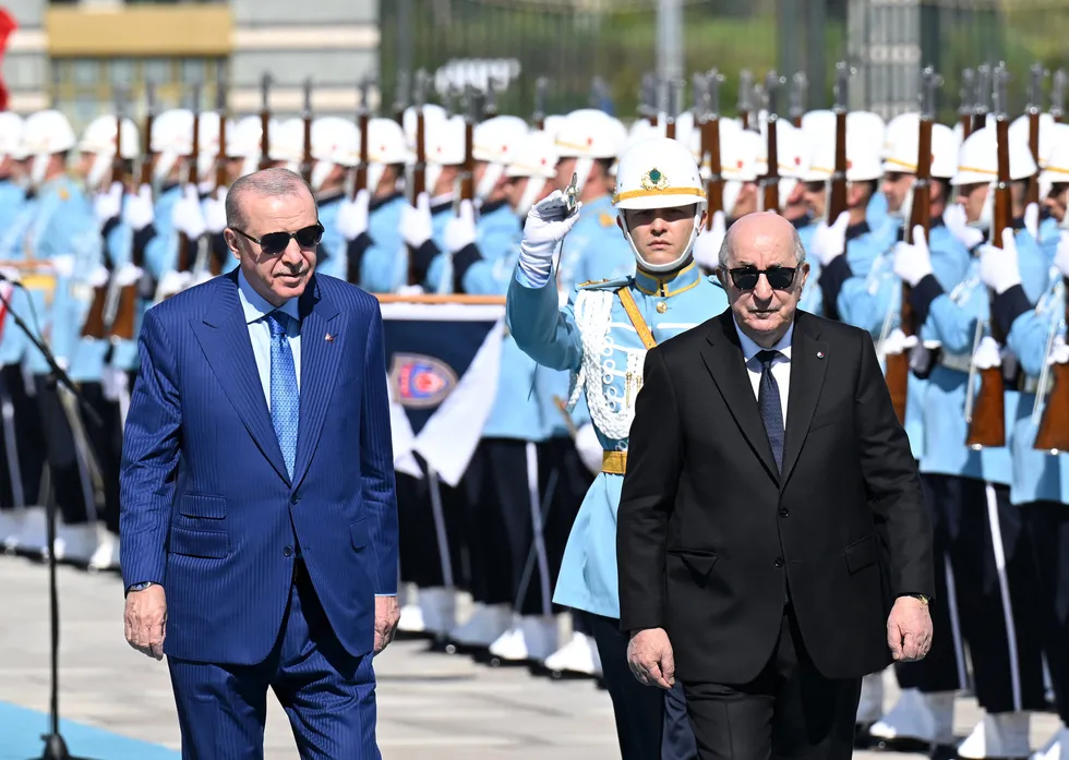 kulliyede-kritik-zirve-baskan-erdogan-cezayirli-mevkidasi-abdulmecid-tebbunu-kabul-etti-1778161984866.jpg Başkan Erdoğan mevkidaşı Tebbun'u resmi törenle karşıladı (Foto: AA)
